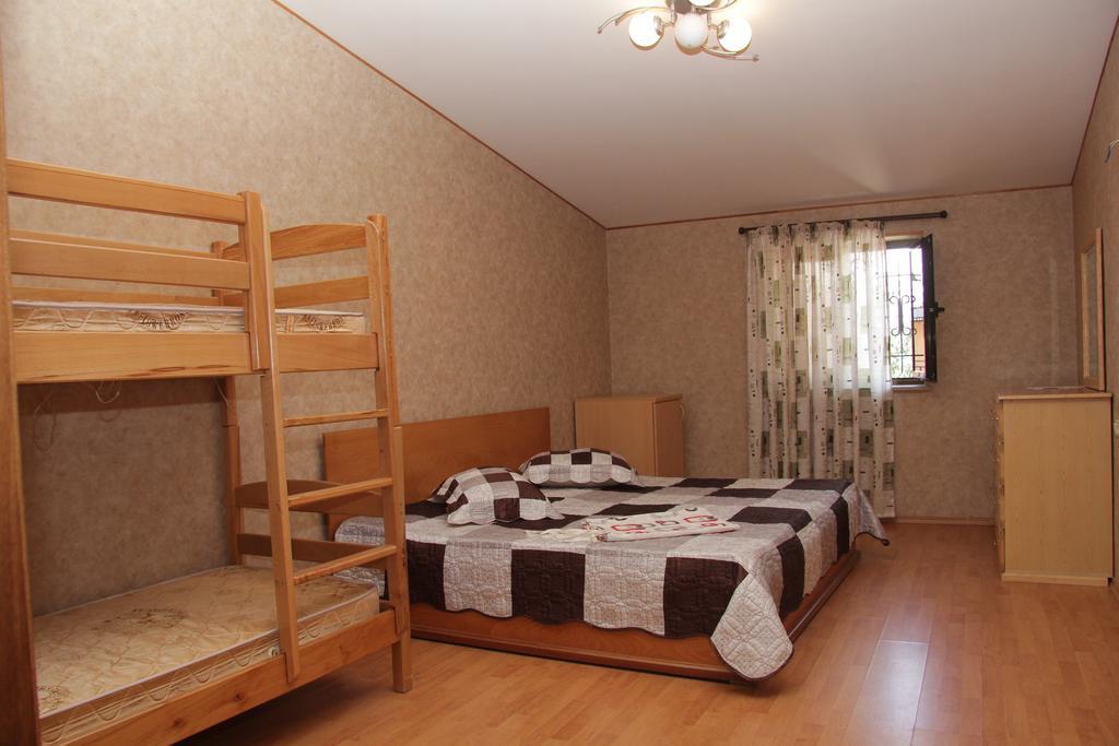 Rafael Hostel Jerevan Buitenkant foto