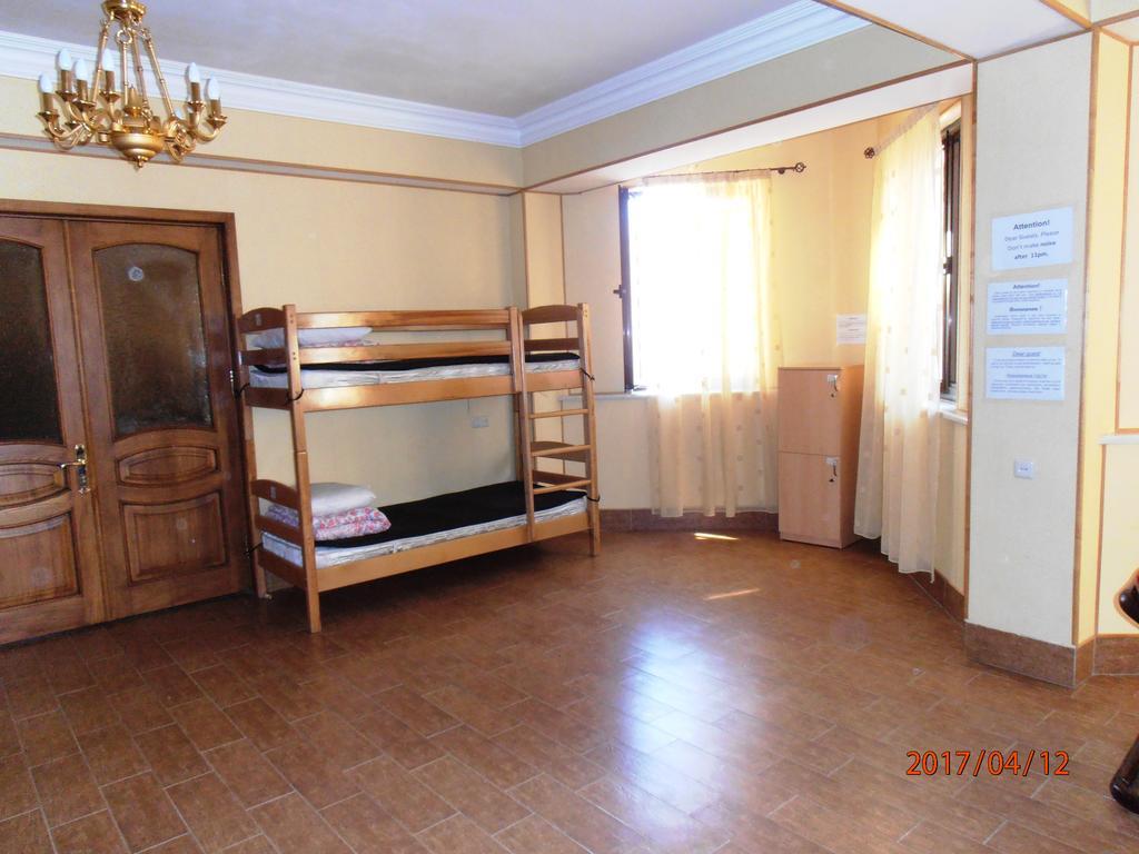Rafael Hostel Jerevan Buitenkant foto